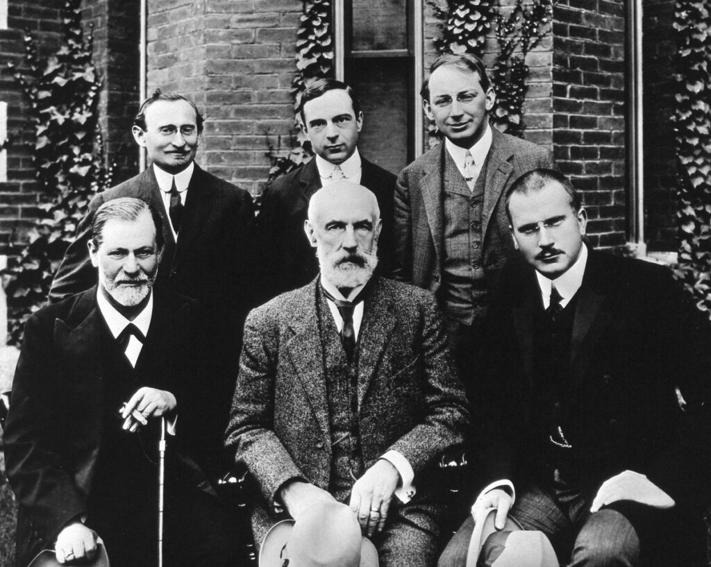Hall_Freud_Jung_in_front_of_Clark_1909