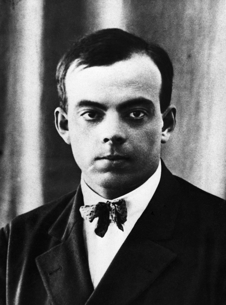 Portrait photograph of Antoine de Saint-Exupéry, taken around 1920.
